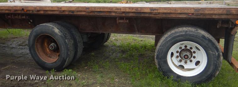 image for item DG1087 2000 Dorsey flatbed trailer