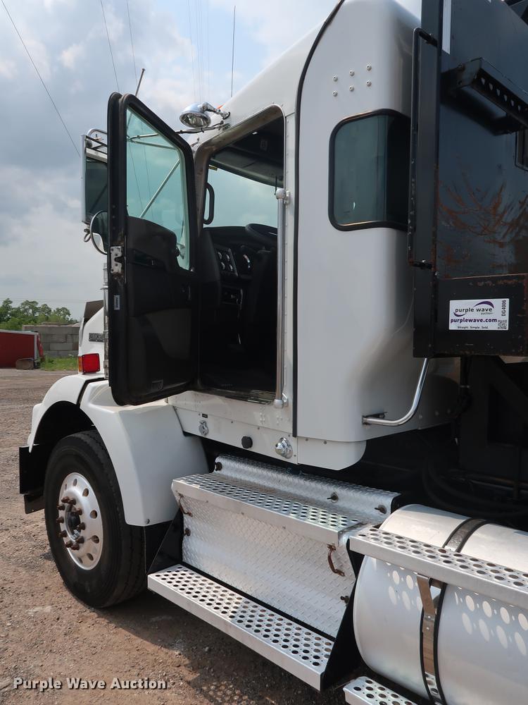 image for item DG4006 2011 Kenworth T800 semi truck