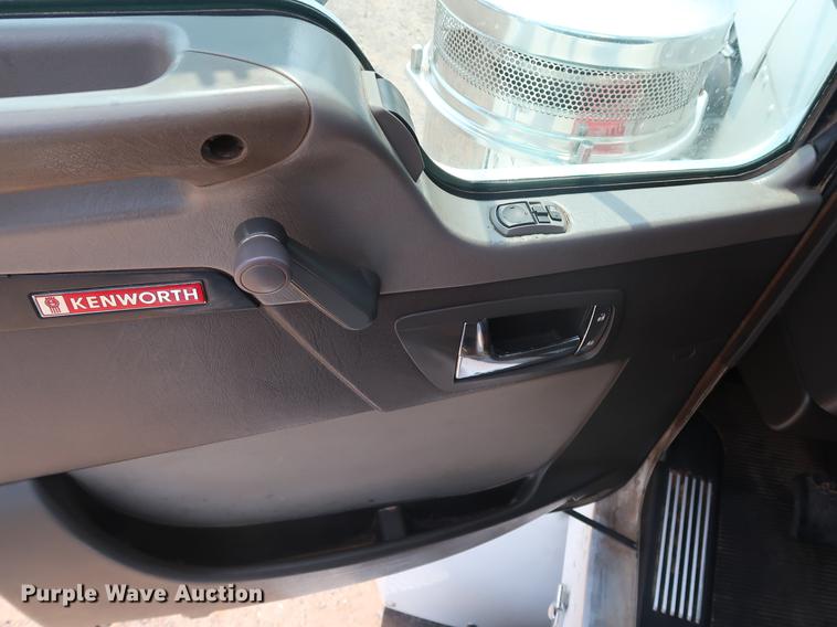 image for item DG4006 2011 Kenworth T800 semi truck