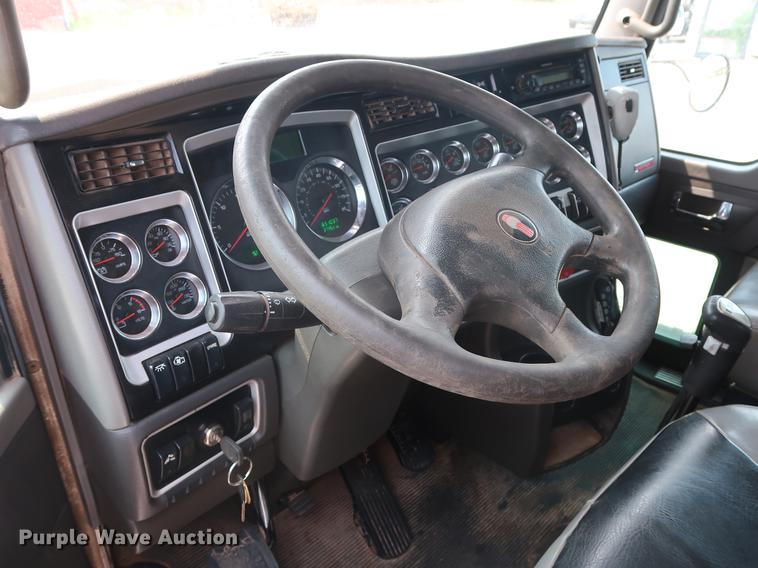 image for item DG4006 2011 Kenworth T800 semi truck