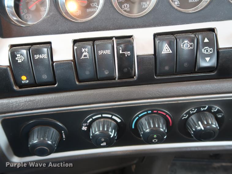 image for item DG4006 2011 Kenworth T800 semi truck