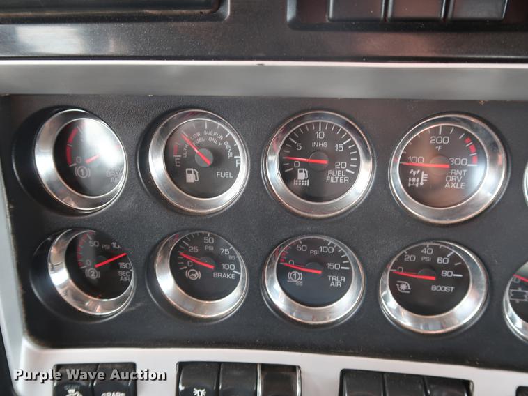 image for item DG4006 2011 Kenworth T800 semi truck