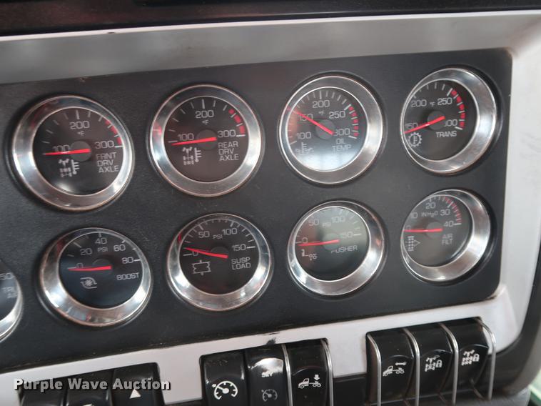 image for item DG4006 2011 Kenworth T800 semi truck