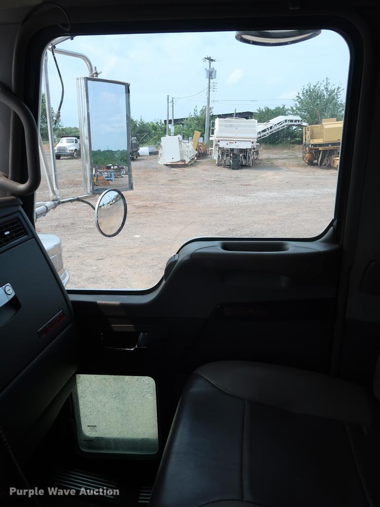 image for item DG4006 2011 Kenworth T800 semi truck