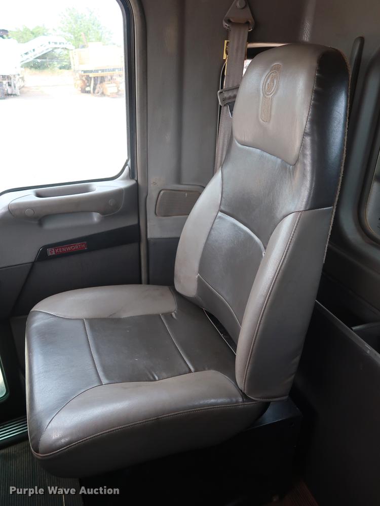 image for item DG4006 2011 Kenworth T800 semi truck