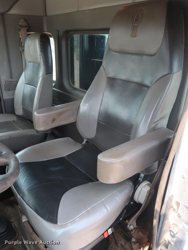 image for item DG4006 2011 Kenworth T800 semi truck