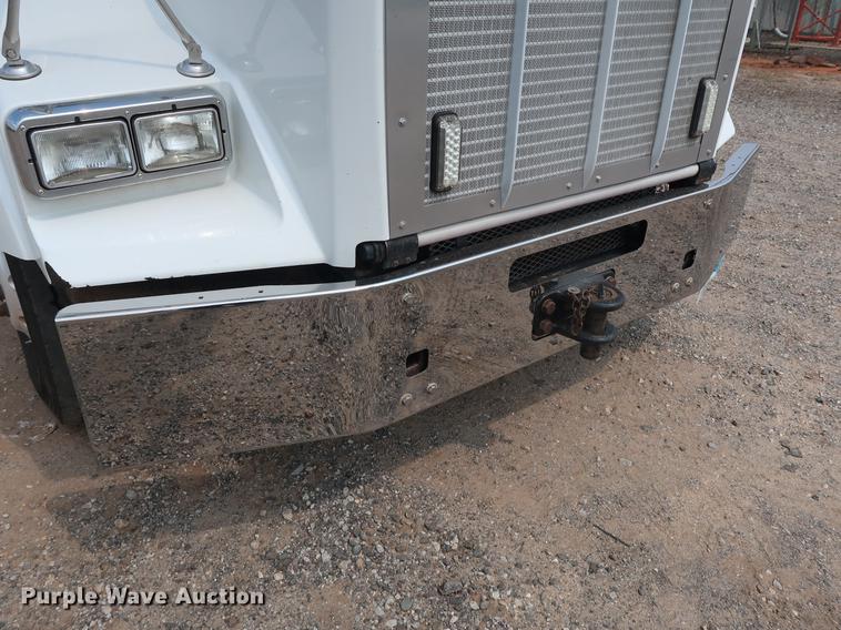 image for item DG4006 2011 Kenworth T800 semi truck