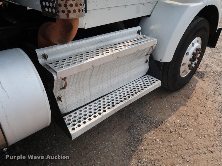 image for item DG4006 2011 Kenworth T800 semi truck