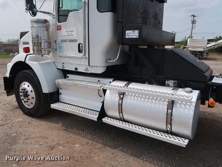 image for item DG4006 2011 Kenworth T800 semi truck