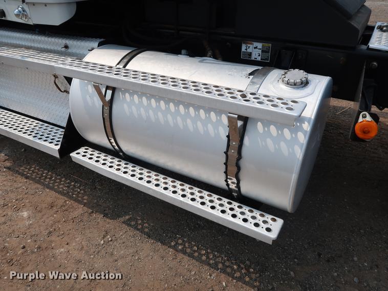 image for item DG4006 2011 Kenworth T800 semi truck