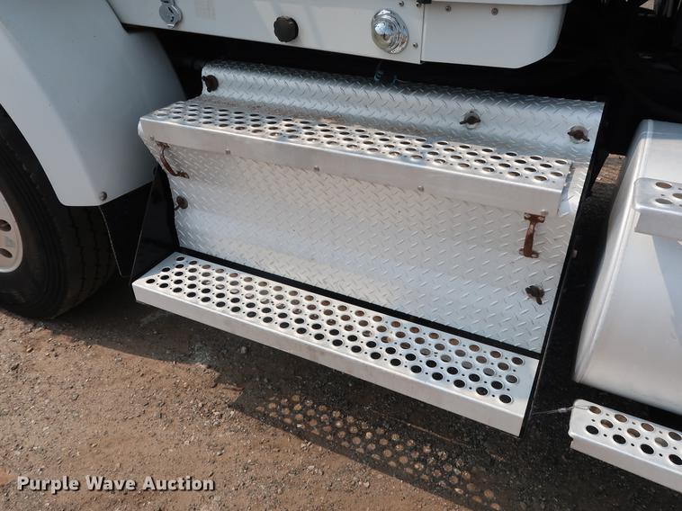 image for item DG4006 2011 Kenworth T800 semi truck