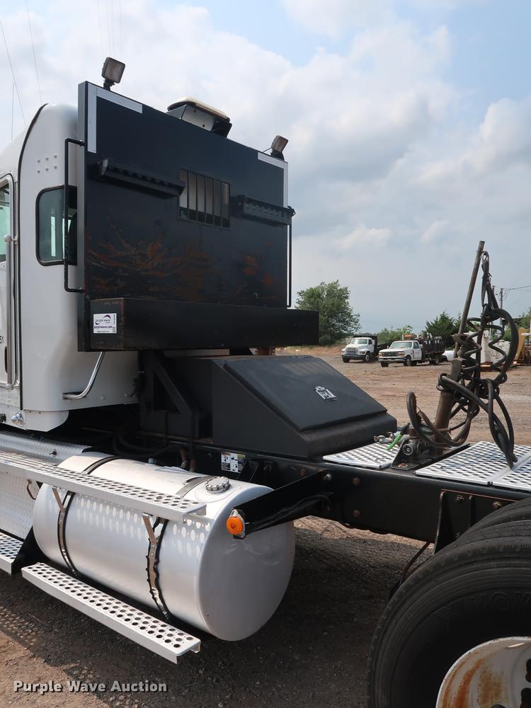 image for item DG4006 2011 Kenworth T800 semi truck