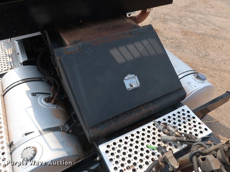 image for item DG4006 2011 Kenworth T800 semi truck