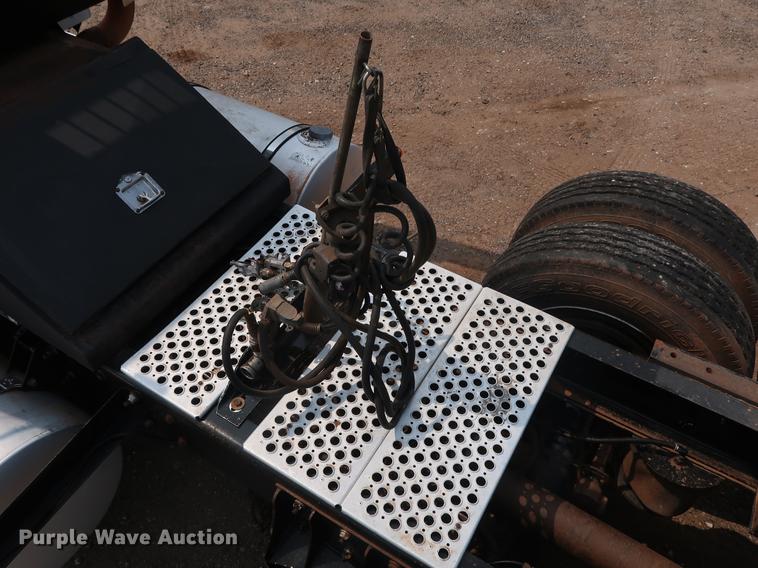 image for item DG4006 2011 Kenworth T800 semi truck