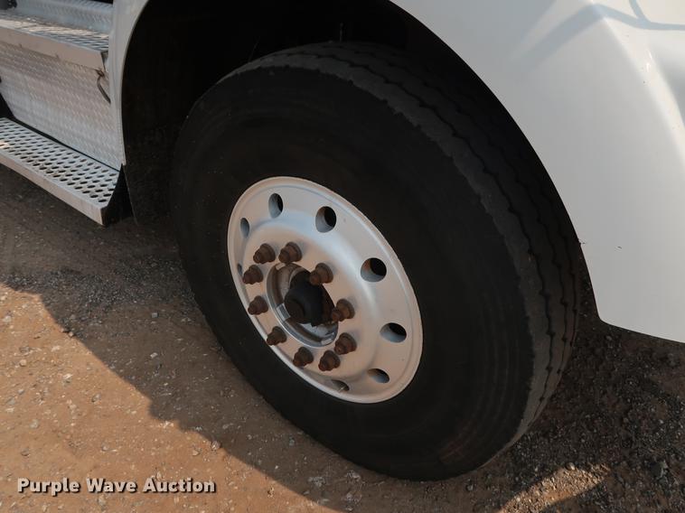 image for item DG4006 2011 Kenworth T800 semi truck