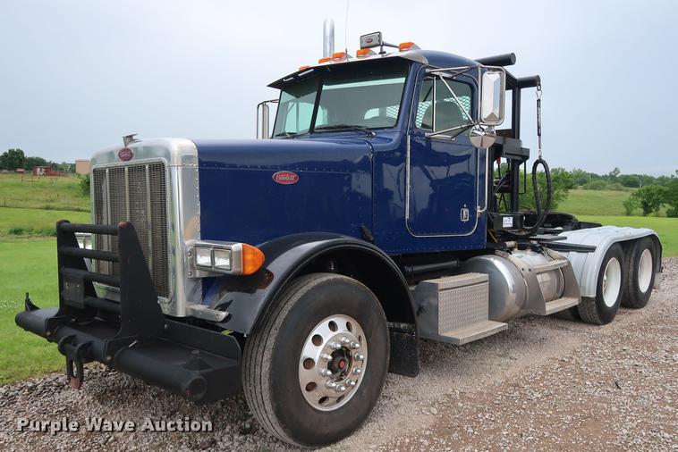 image for item DG4029 2001 Peterbilt 379 winch truck