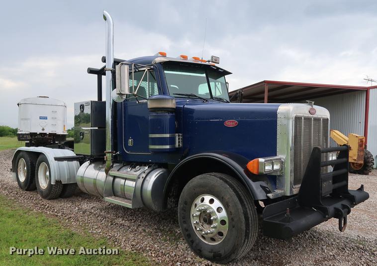 image for item DG4029 2001 Peterbilt 379 winch truck