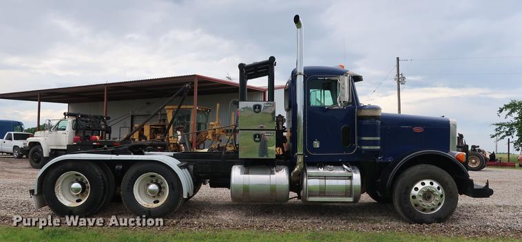 image for item DG4029 2001 Peterbilt 379 winch truck