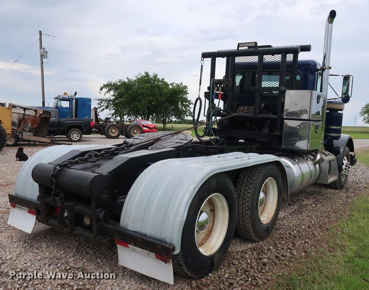 image for item DG4029 2001 Peterbilt 379 winch truck