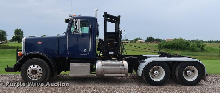 image for item DG4029 2001 Peterbilt 379 winch truck