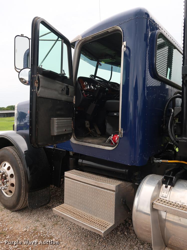 image for item DG4029 2001 Peterbilt 379 winch truck