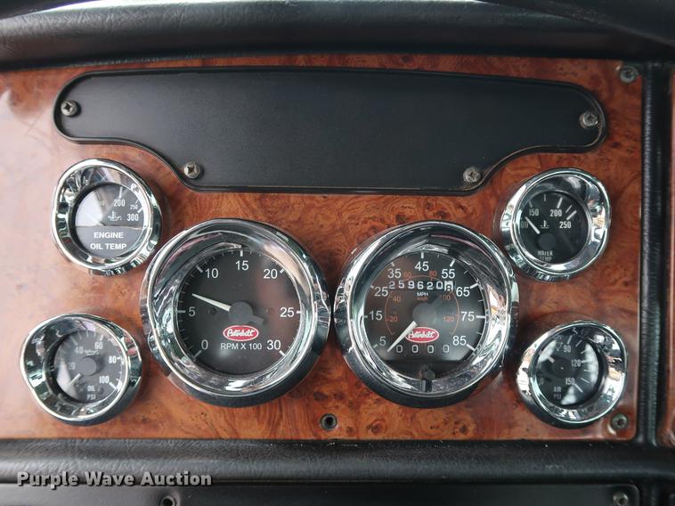 image for item DG4029 2001 Peterbilt 379 winch truck