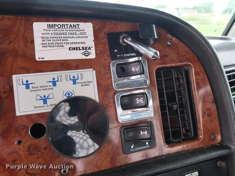 image for item DG4029 2001 Peterbilt 379 winch truck