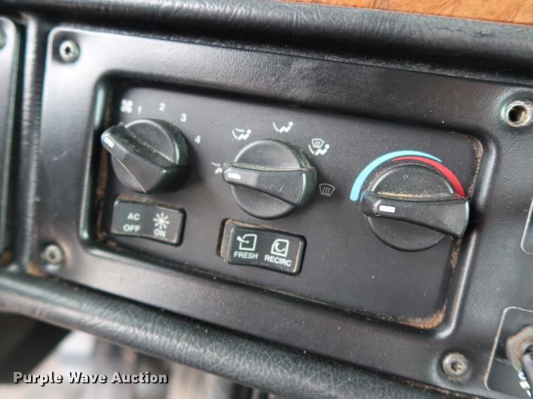 image for item DG4029 2001 Peterbilt 379 winch truck