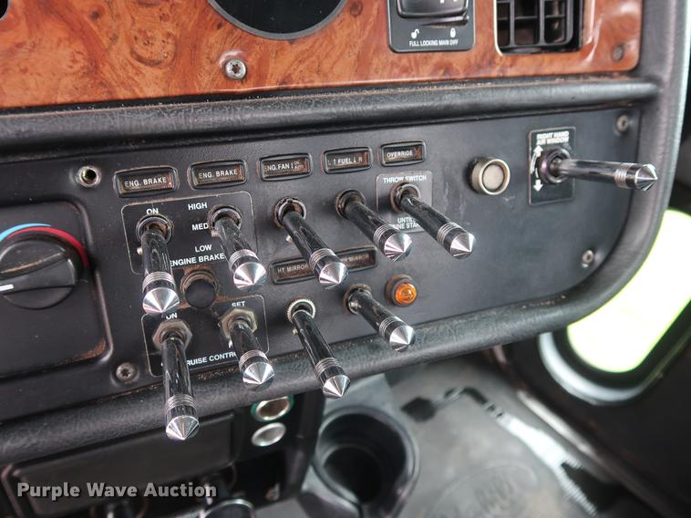 image for item DG4029 2001 Peterbilt 379 winch truck