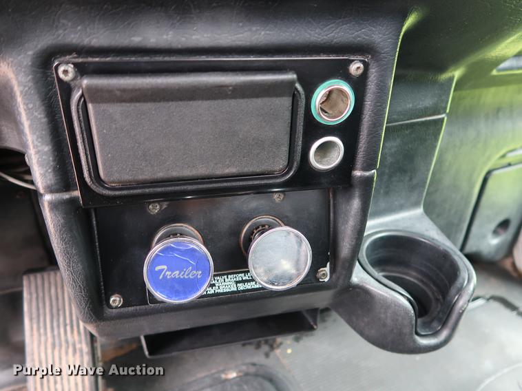 image for item DG4029 2001 Peterbilt 379 winch truck