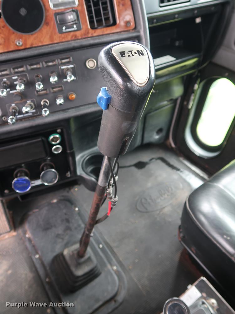 image for item DG4029 2001 Peterbilt 379 winch truck