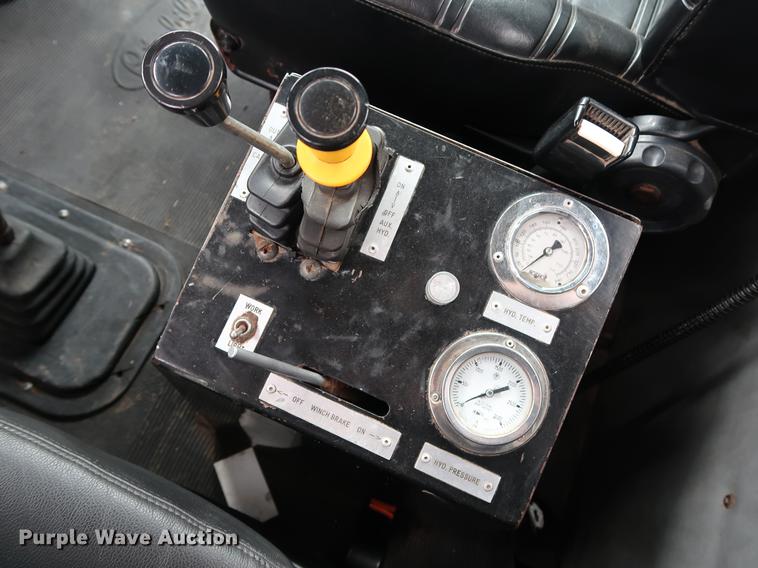 image for item DG4029 2001 Peterbilt 379 winch truck