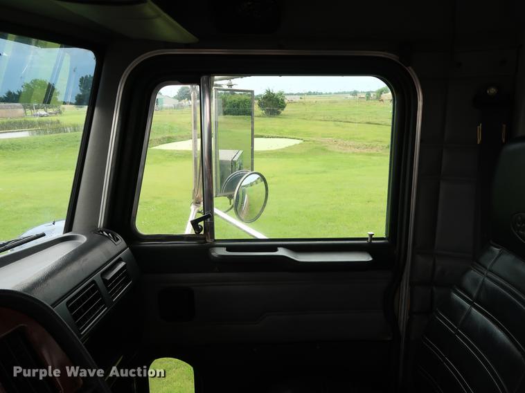 image for item DG4029 2001 Peterbilt 379 winch truck