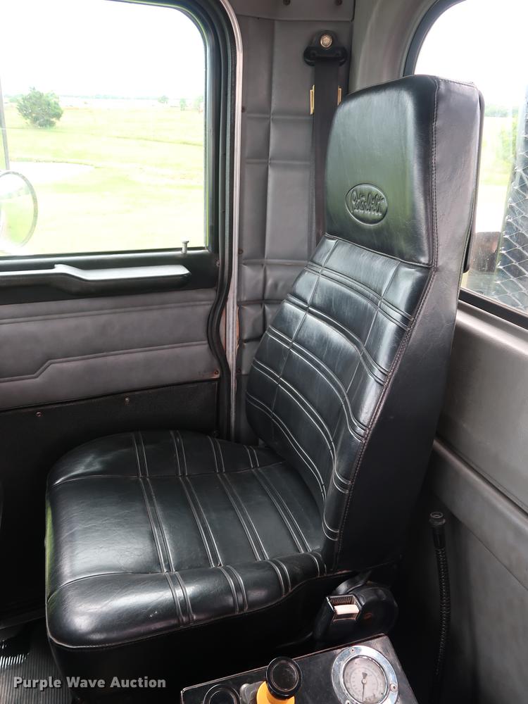 image for item DG4029 2001 Peterbilt 379 winch truck