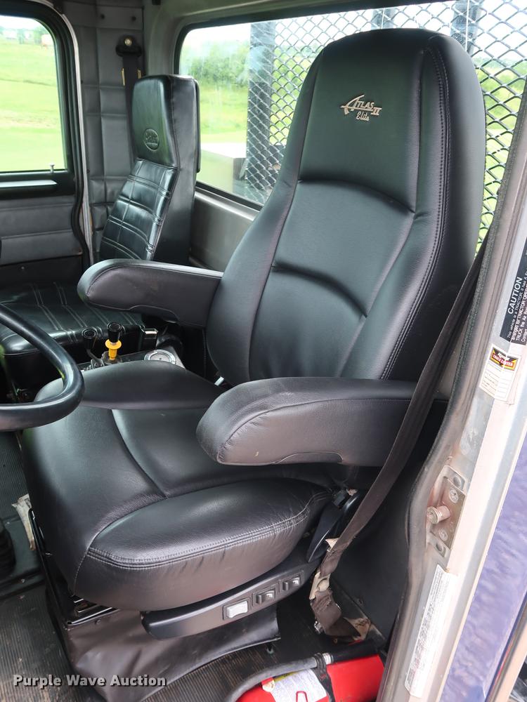 image for item DG4029 2001 Peterbilt 379 winch truck