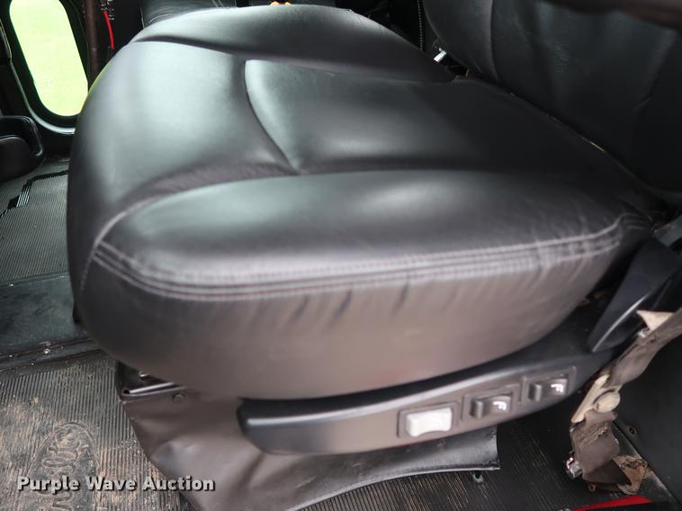 image for item DG4029 2001 Peterbilt 379 winch truck