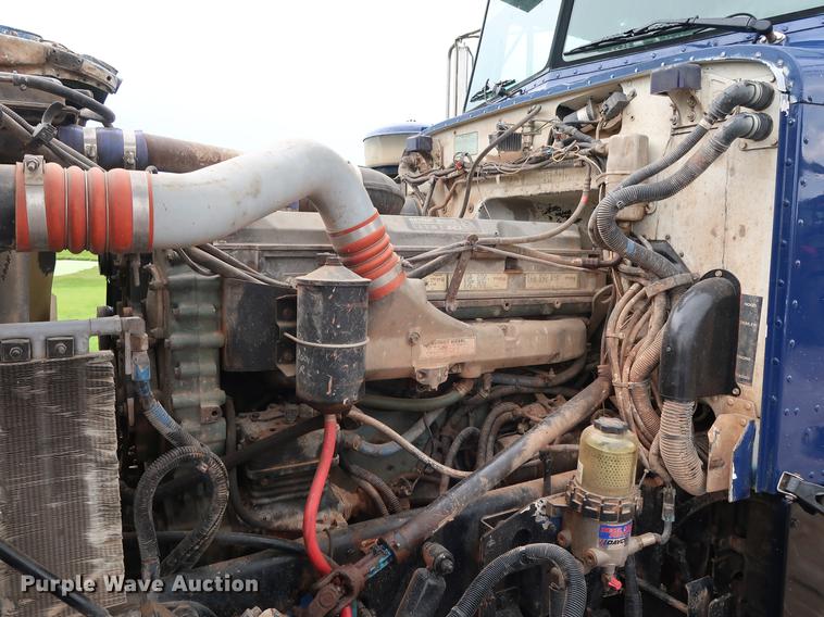 image for item DG4029 2001 Peterbilt 379 winch truck