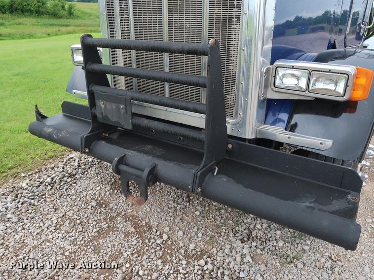 image for item DG4029 2001 Peterbilt 379 winch truck