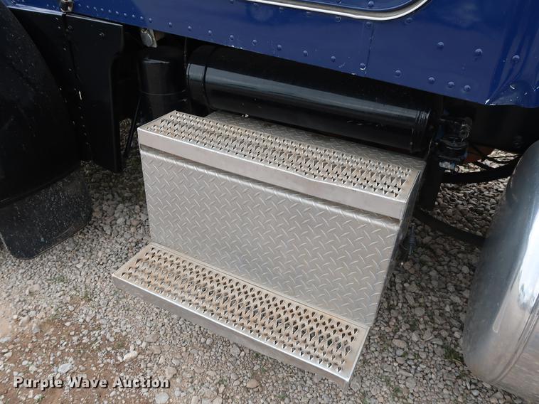 image for item DG4029 2001 Peterbilt 379 winch truck