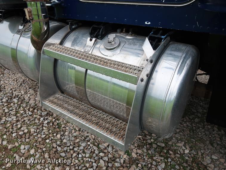 image for item DG4029 2001 Peterbilt 379 winch truck