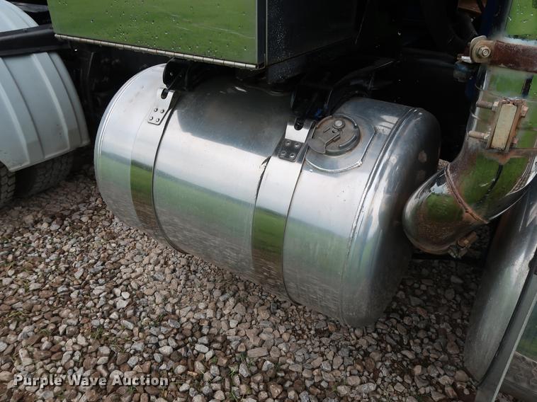 image for item DG4029 2001 Peterbilt 379 winch truck