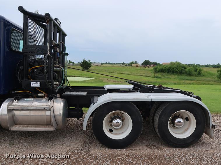 image for item DG4029 2001 Peterbilt 379 winch truck