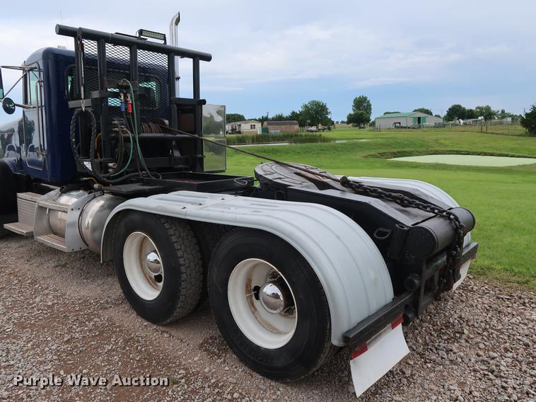 image for item DG4029 2001 Peterbilt 379 winch truck