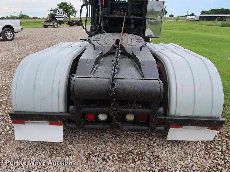 image for item DG4029 2001 Peterbilt 379 winch truck