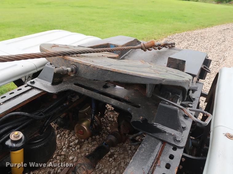 image for item DG4029 2001 Peterbilt 379 winch truck