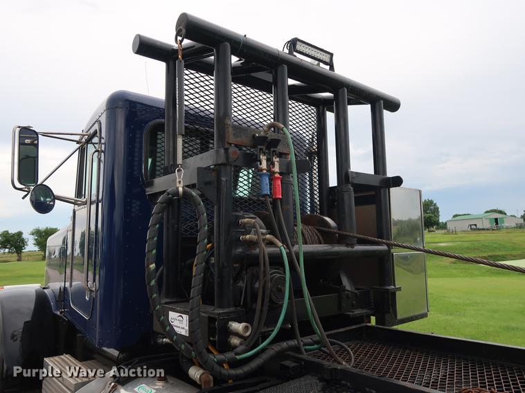 image for item DG4029 2001 Peterbilt 379 winch truck