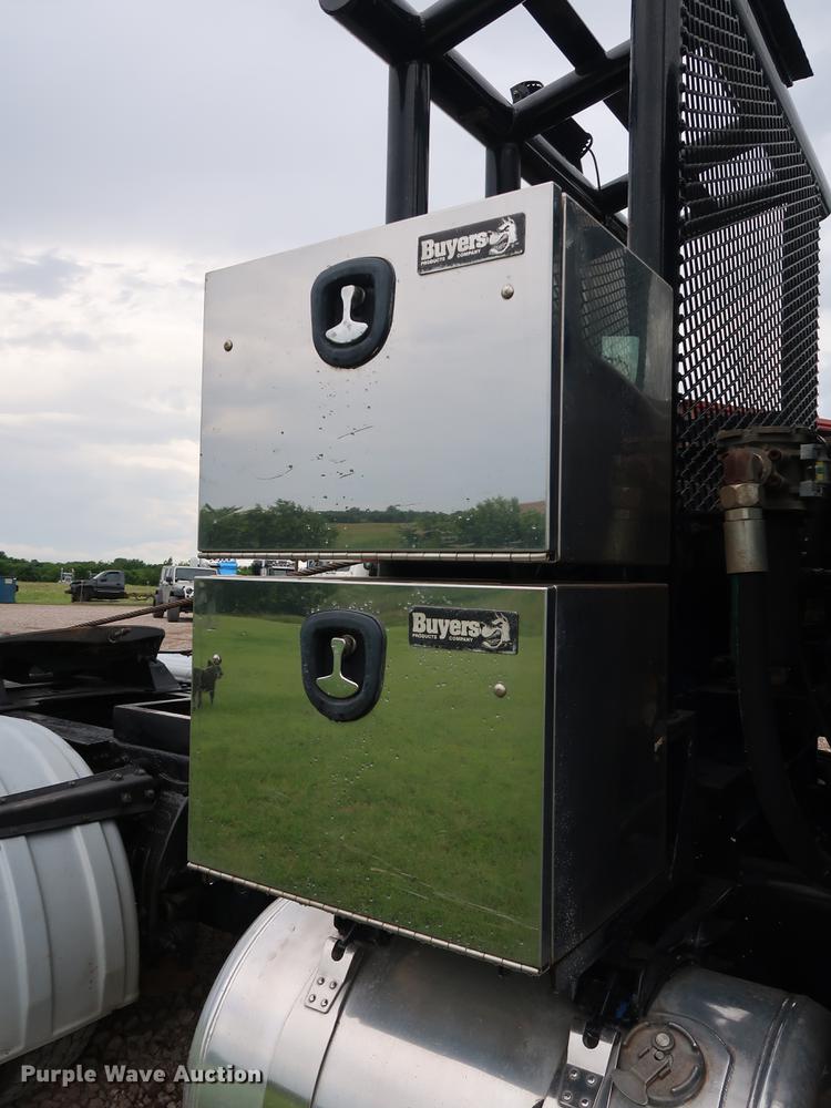 image for item DG4029 2001 Peterbilt 379 winch truck