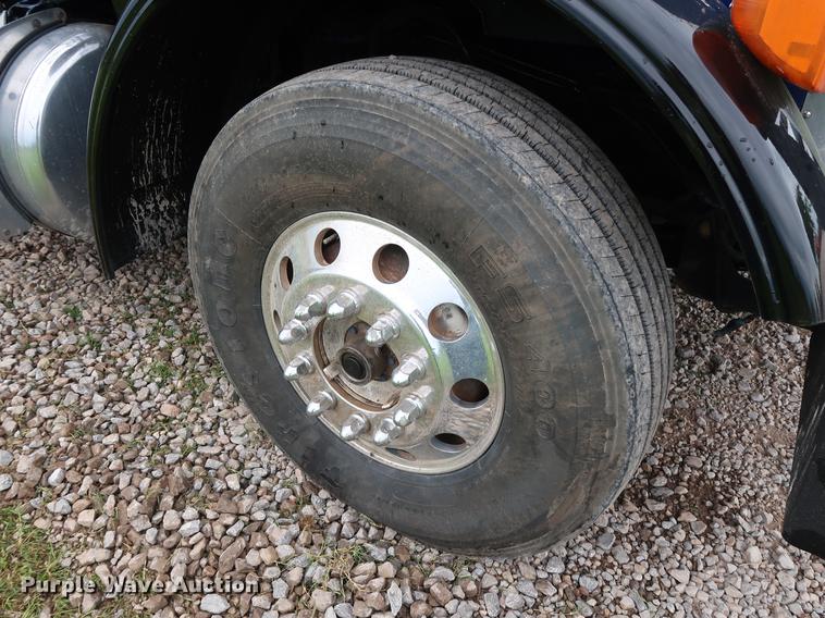 image for item DG4029 2001 Peterbilt 379 winch truck