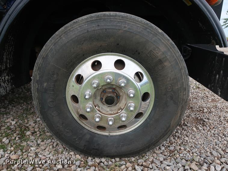 image for item DG4029 2001 Peterbilt 379 winch truck