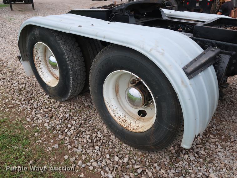 image for item DG4029 2001 Peterbilt 379 winch truck